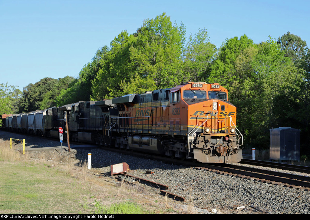 BNSF 6283 leads NS train 350-12 northbound